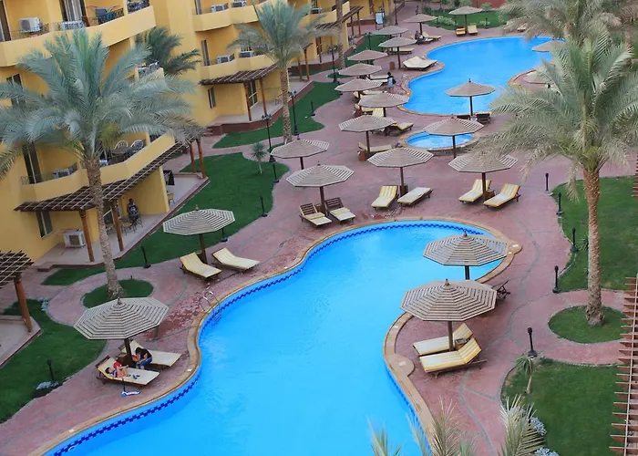 Апартаменты Pool View At British - Unit 02